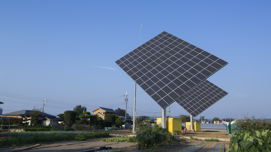 太陽を追いかけて発電効率をアップ。太陽光追尾油圧システム「サン・タワー」