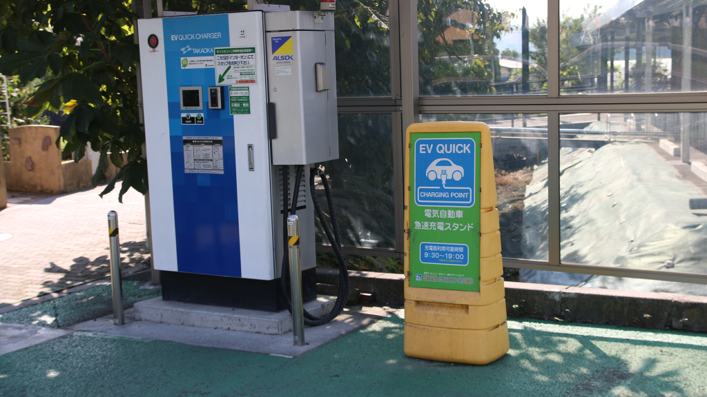 急速充電器を備えたEVスタンドが常設。また駐車場内には電気シャトルバスが無料運行