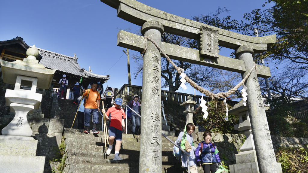 Aコース、高台にそびえる横津神社