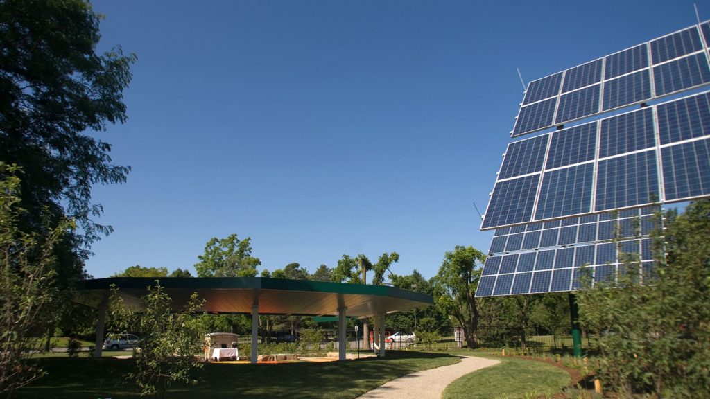 オンタリオ州ロンドンには、244枚のソーラーパネルや電気自動車の充電施設を備えた公園「グリーンエネルギー・パーク」も