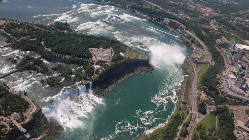 馬蹄形をしたカナダ滝とまっすぐに落ちるアメリカ滝
