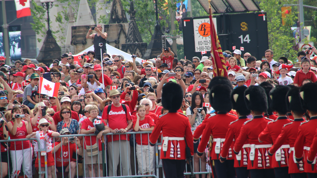 首都オタワでは国会議事堂前での衛兵パレードをはじめ、盛大なイベントが開催。観客もテーマカラーの赤と白の衣装で参加