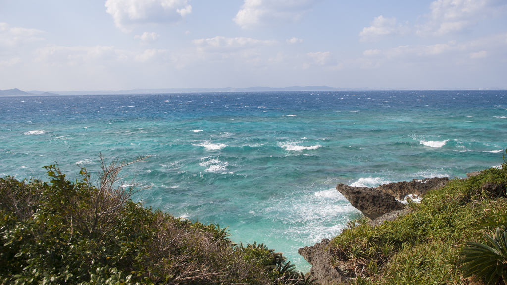 沖縄の日差しを象徴するような青い海。太陽光を使わないのはもったいない！（Photo: Satoru Seki）