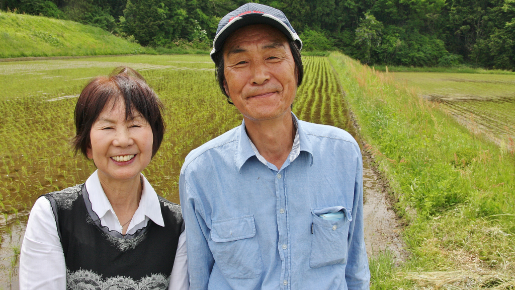 カナディアン・ソーラーの米作りをしてくれる長谷川仁さん、由美子さんご夫妻