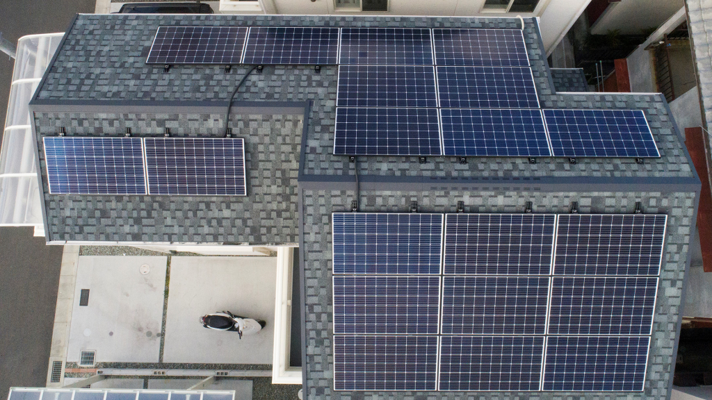 屋根全面を使って設置された太陽光パネル