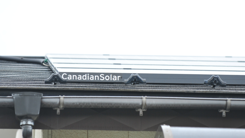 南向きの屋根に設置されたソーラーパネル