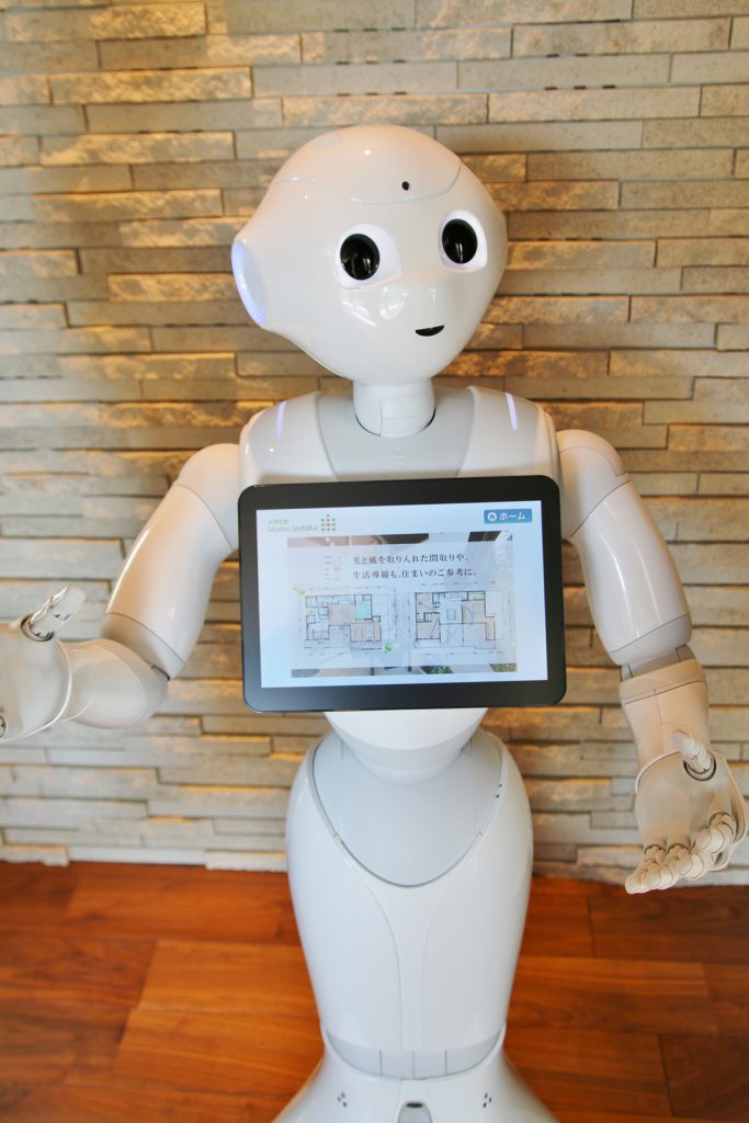 玄関では対話型のロボットがお出迎え。モデルハウス内の紹介をしてくれる