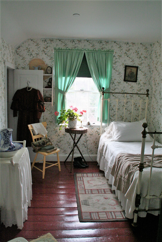 家の内部は物語そのままに再現され、パフスリーブのドレスが掛かったアンの部屋も