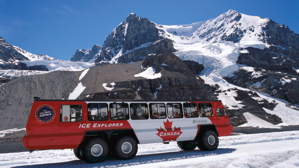 特殊車両スノーコーチでアサバスカ氷河の上に行くツアーも