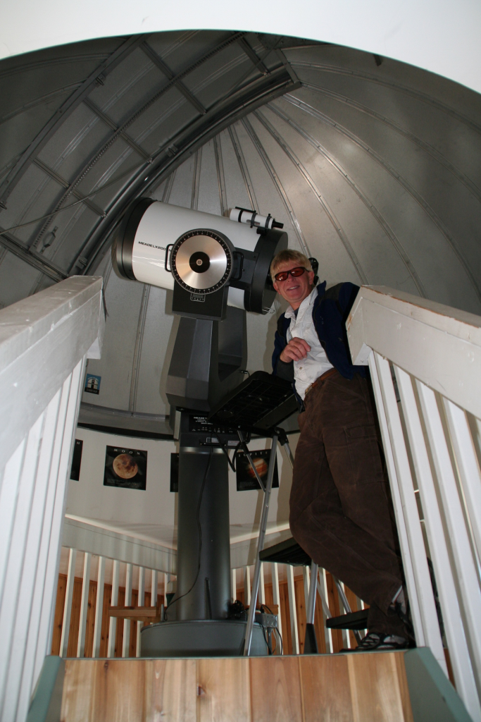 自分でデザインした天文台で星空観察プログラムも提供