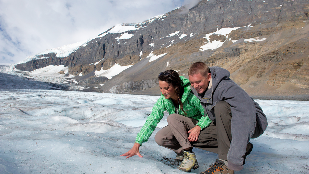 スノーコーチのツアーでは氷河の上に降り立つことも可能